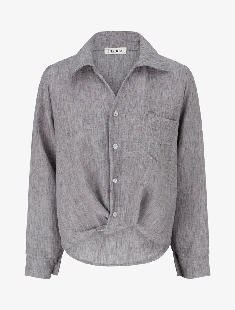 Weit geschnittene Bluse mit langen Ärmeln und aufgesetzter Tasche. - Grau