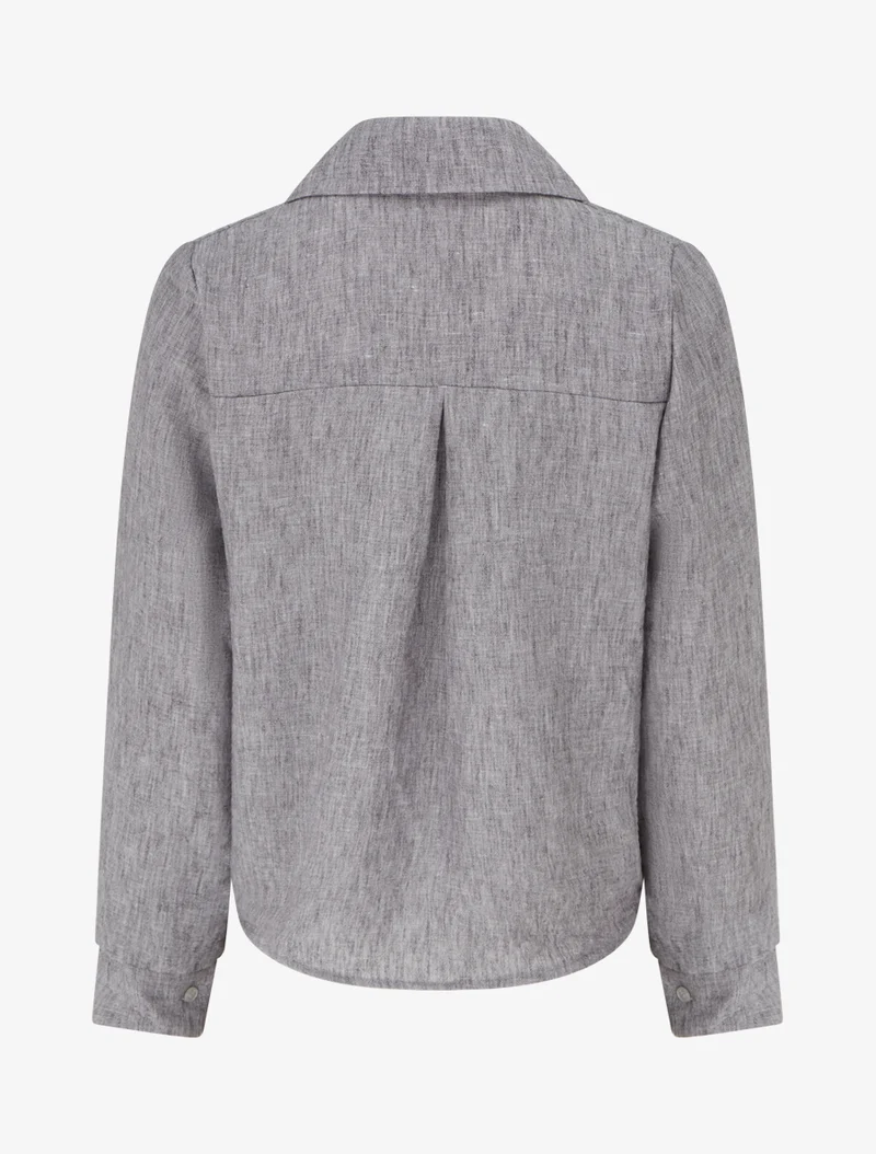 Weit geschnittene Bluse mit langen Ärmeln und aufgesetzter Tasche. - Grau