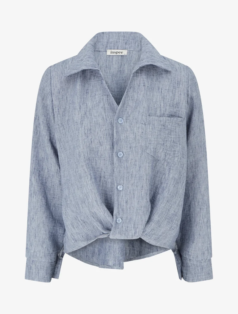 Weit geschnittene Bluse mit langen Ärmeln und aufgesetzter Tasche. - Blau
