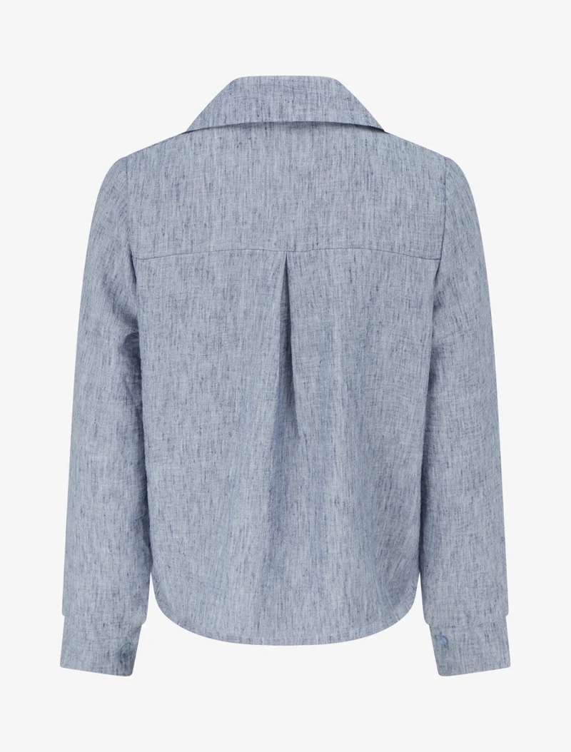 Weit geschnittene Bluse mit langen Ärmeln und aufgesetzter Tasche. - Blau