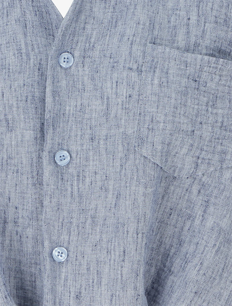 Weit geschnittene Bluse mit langen Ärmeln und aufgesetzter Tasche. - Blau