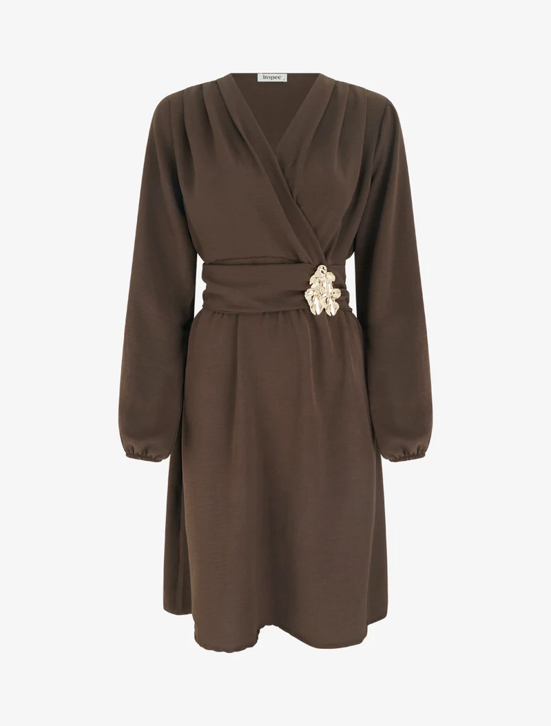 Wickelkleid mit gehämmertem Schmuckkragen - Braun