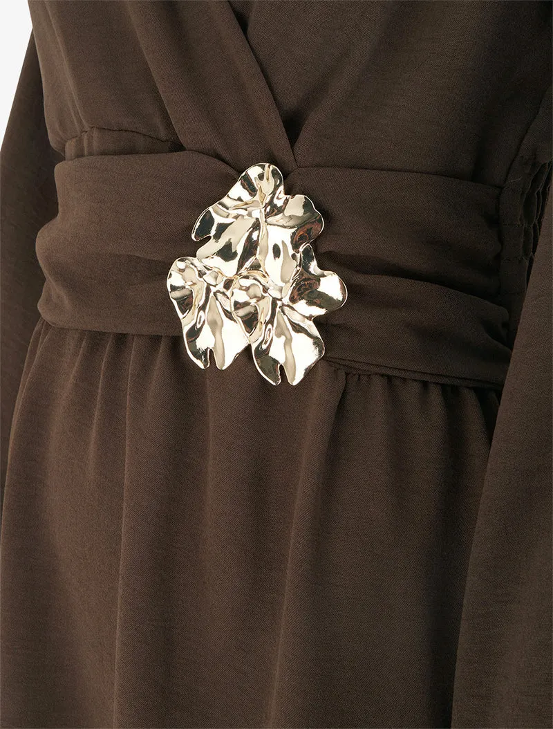 Wickelkleid mit gehämmertem Schmuckkragen - Braun