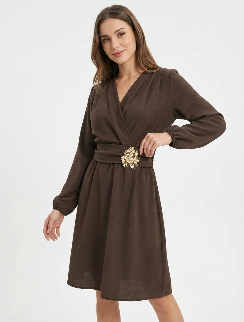 Wickelkleid mit gehämmertem Schmuckkragen - Braun