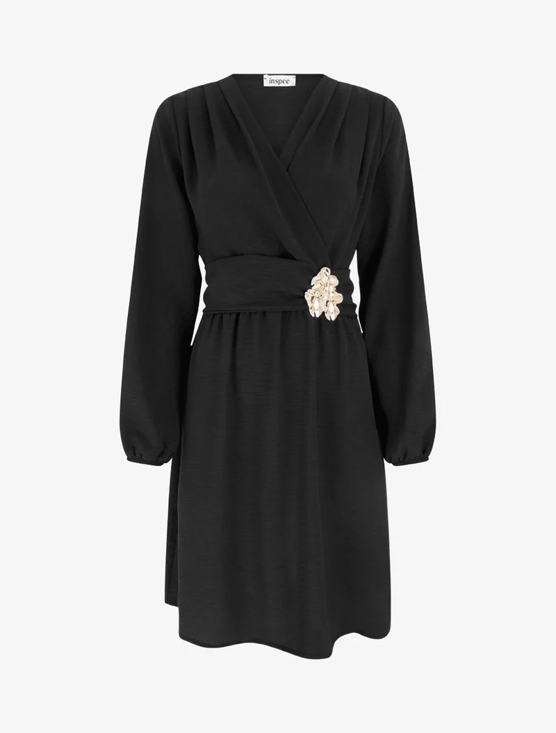Wickelkleid mit gehämmertem Schmuckkragen - Schwarz