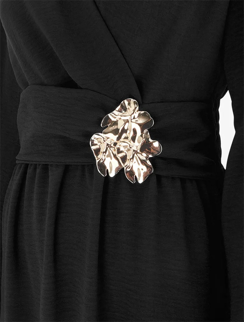 Wickelkleid mit gehämmertem Schmuckkragen - Schwarz