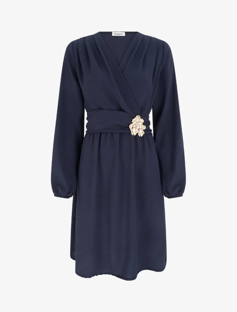 Wickelkleid mit gehämmertem Schmuckkragen - Marine