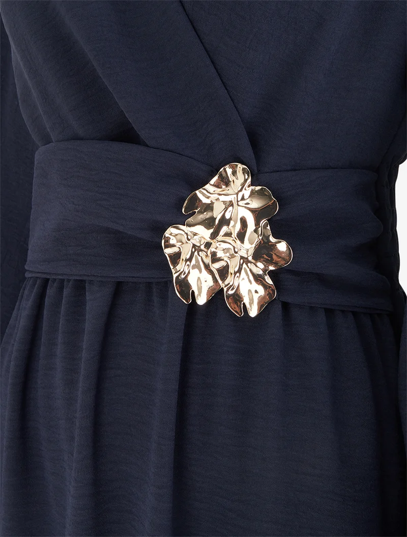 Wickelkleid mit gehämmertem Schmuckkragen - Marine