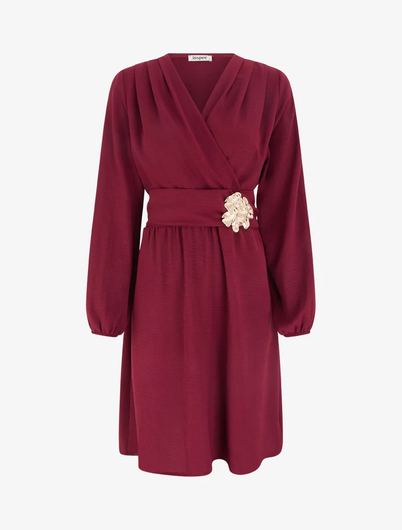 Wickelkleid mit gehämmertem Schmuckkragen - Weinrot