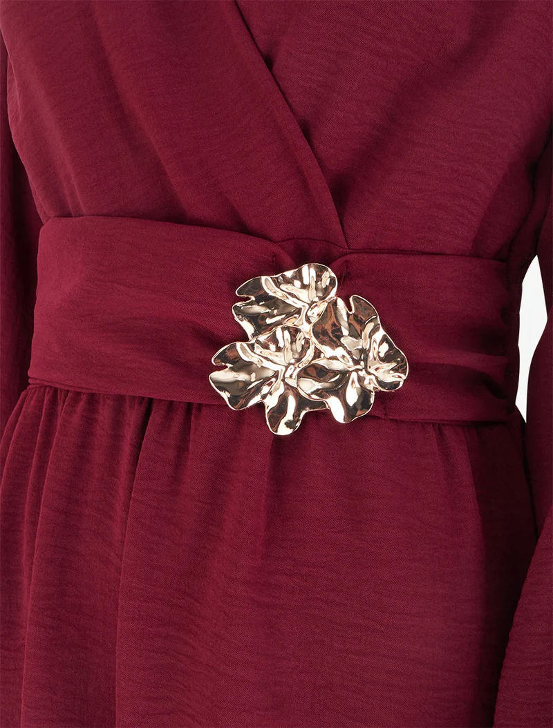 Wickelkleid mit gehämmertem Schmuckkragen - Weinrot