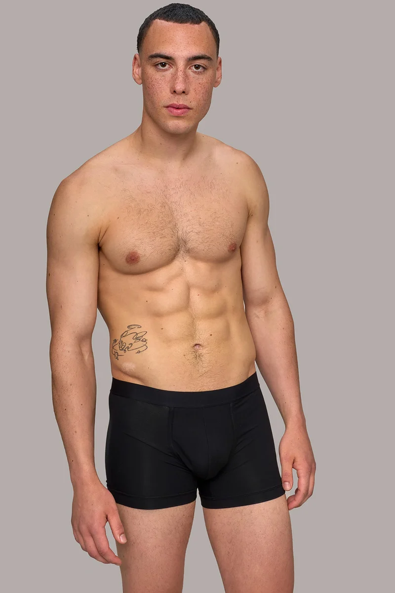 Boxerbrief / Unterhose mit neuem Bund in schwarz aus natürlichem MicroModal von moi-basics