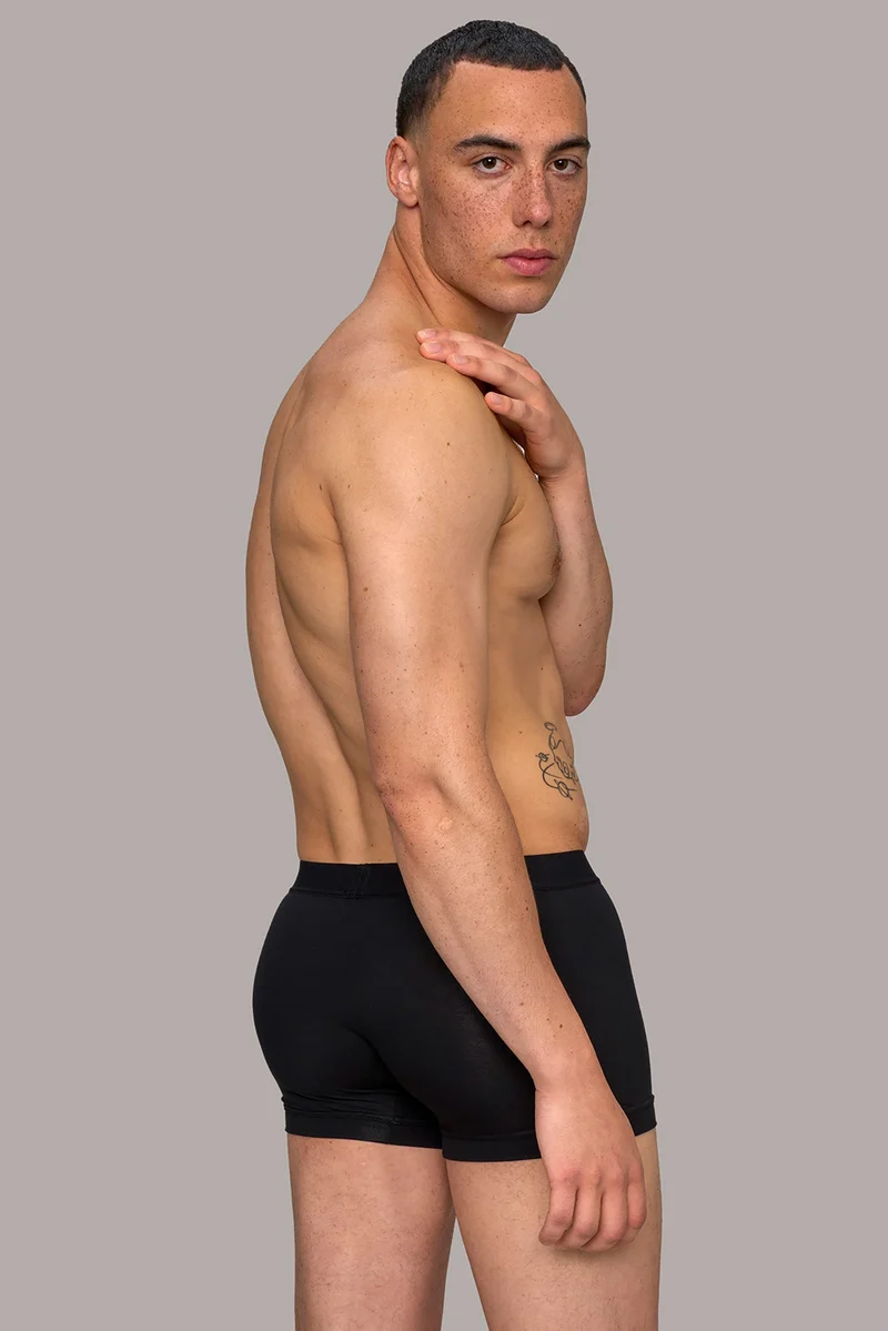 Boxerbrief / Unterhose mit neuem Bund in schwarz aus natürlichem MicroModal von moi-basics