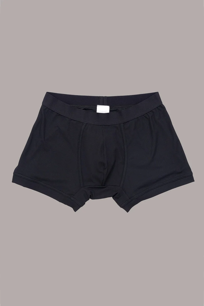 Boxerbrief / Unterhose mit neuem Bund in schwarz aus natürlichem MicroModal von moi-basics