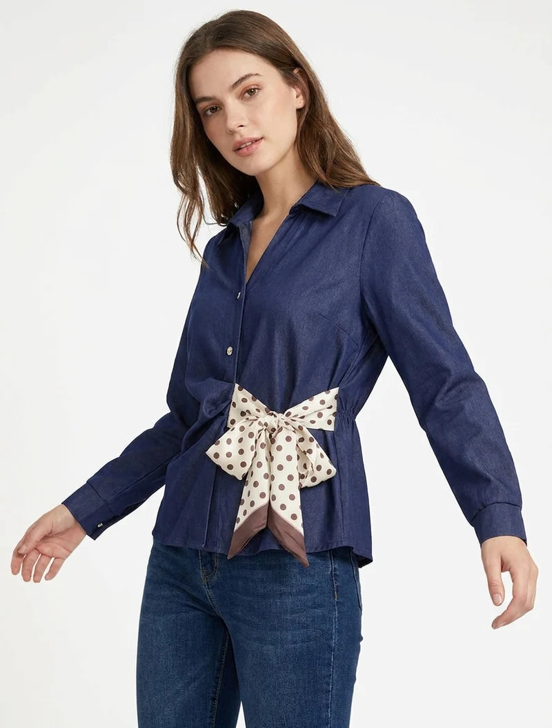 Taillierte Bluse mit gepunktetem Knotenprint - Denimblau