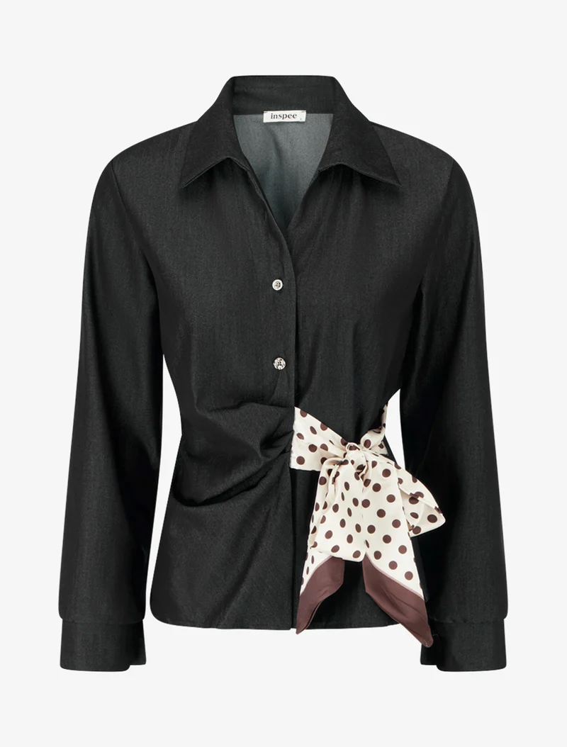 Gepunktete, taillierte Bluse mit Schleife - Schwarz