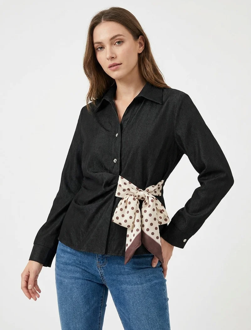Gepunktete, taillierte Bluse mit Schleife - Schwarz