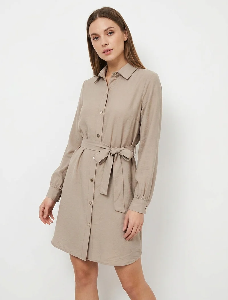 Gerade geschnittenes Hemdkleid mit langen Ärmeln - Beige