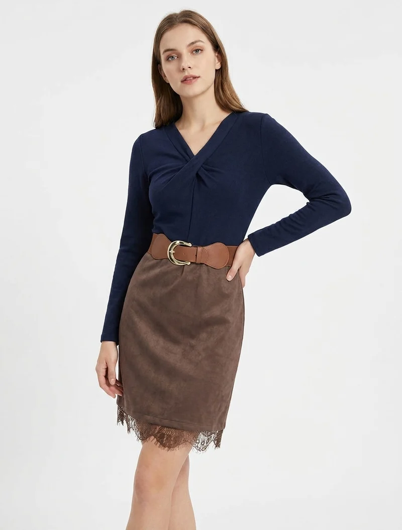Gerades Strickkleid aus Wildleder mit Spitzenbesatz. - Braun/Marineblau