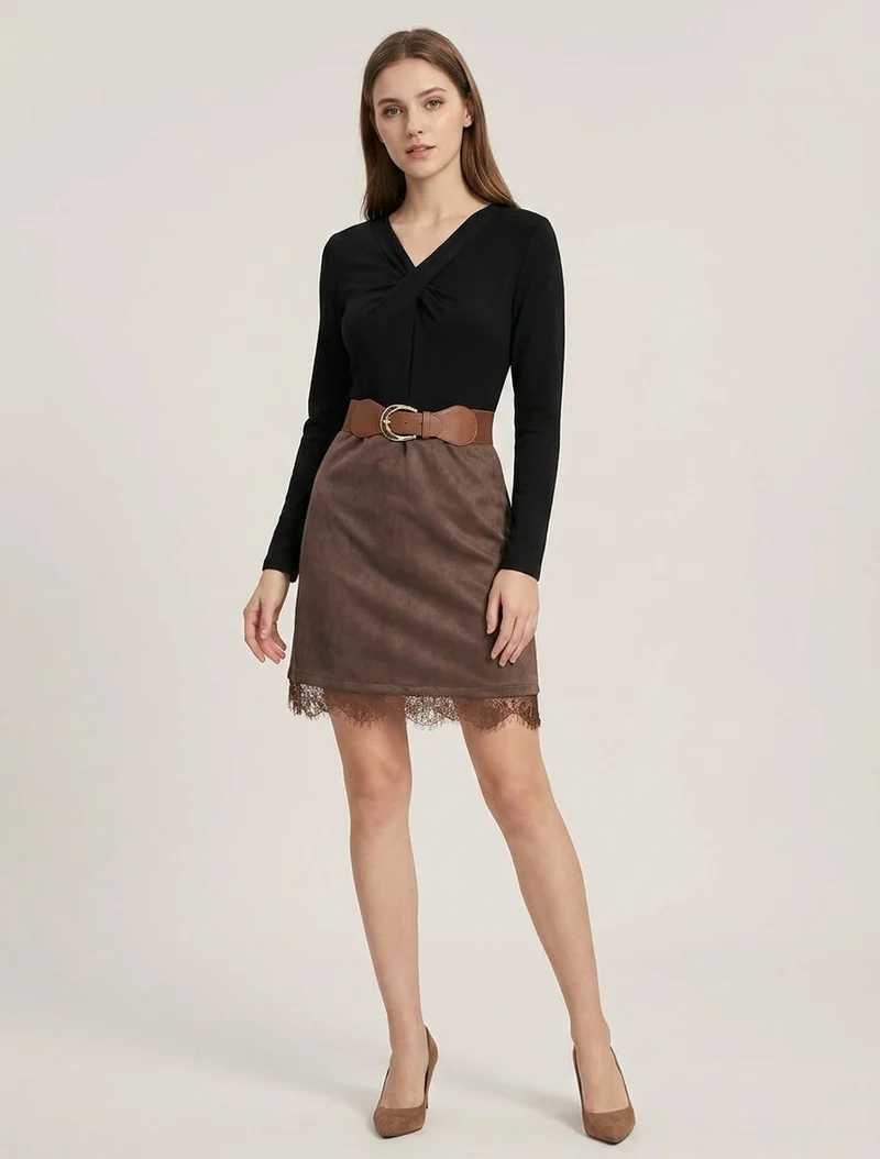 Gerades Strickkleid aus Wildleder mit Spitzenbesatz. - Schwarz/Braun