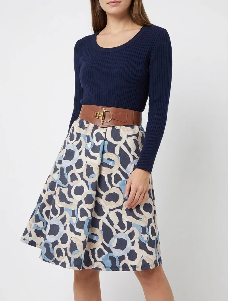 Ausgestelltes Kleid aus Strick und Wildlederimitat mit stilisiertem Runddruck. - Marine