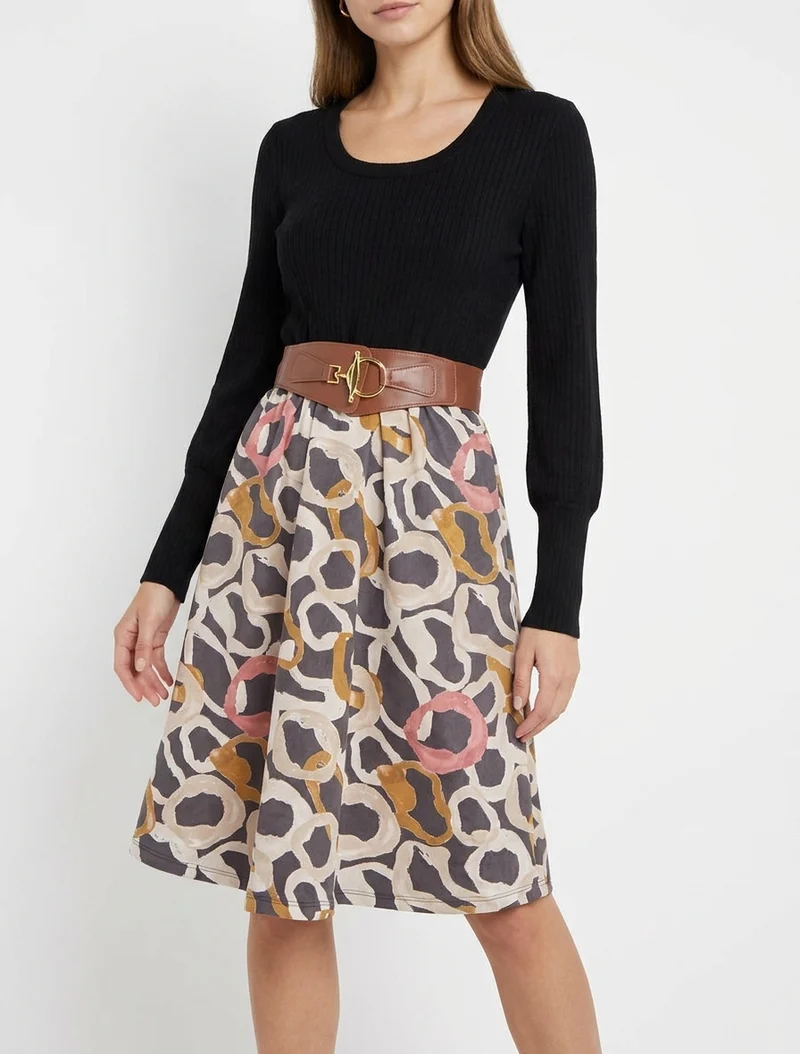 Ausgestelltes Kleid aus Strick und Wildlederimitat mit stilisiertem Runddruck. - Schwarz