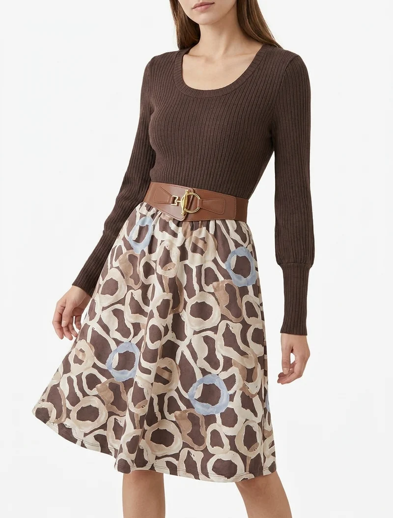 Ausgestelltes Kleid aus Strick und Wildlederimitat mit stilisiertem Runddruck. - Braun