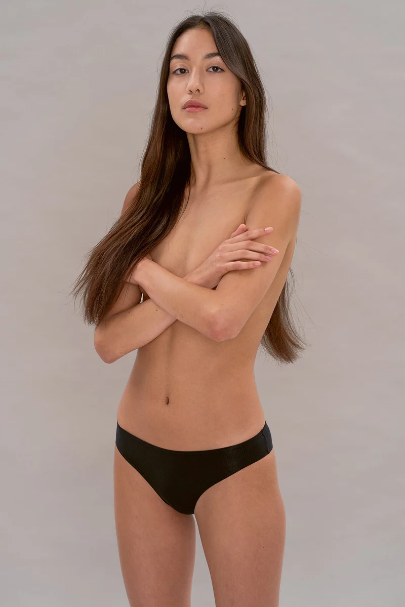 Cheeky / Slip in schwarz aus natürlichem MicroModal von moi-basics