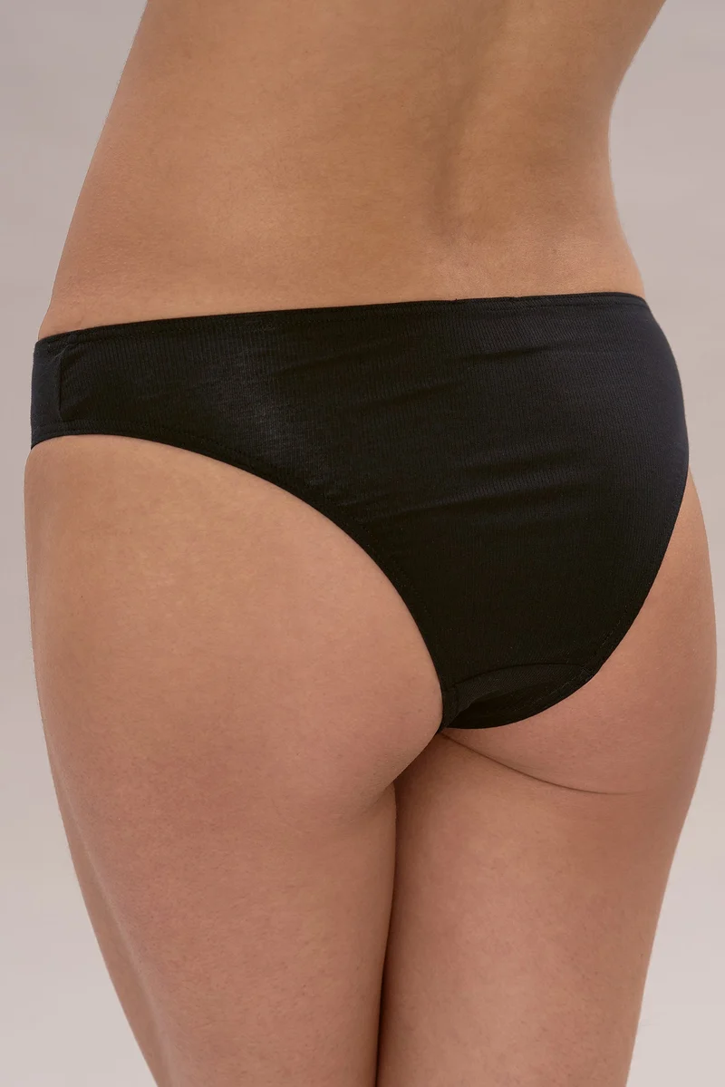 Cheeky / Slip in schwarz aus natürlichem MicroModal von moi-basics