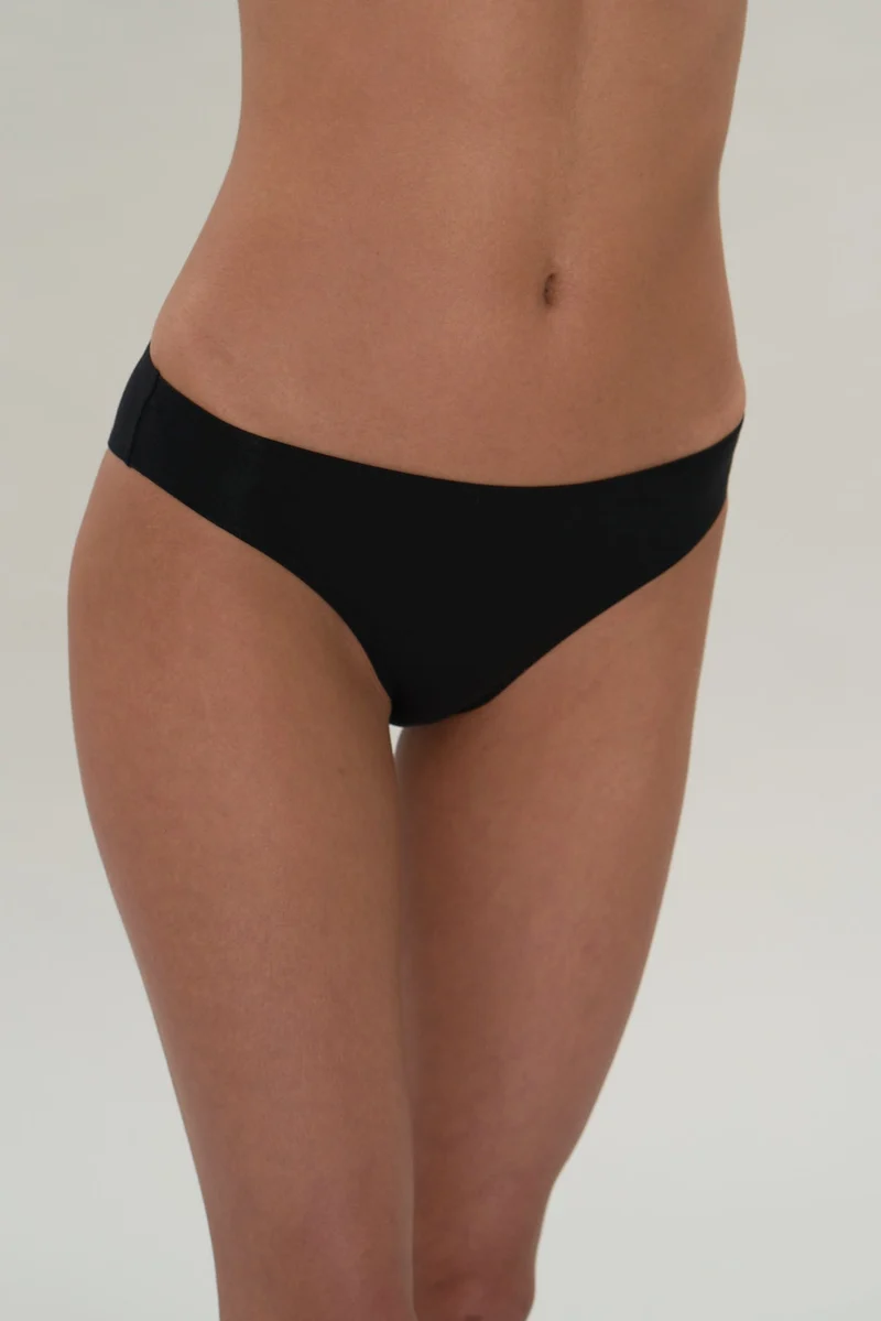 Cheeky / Slip in schwarz aus natürlichem MicroModal von moi-basics