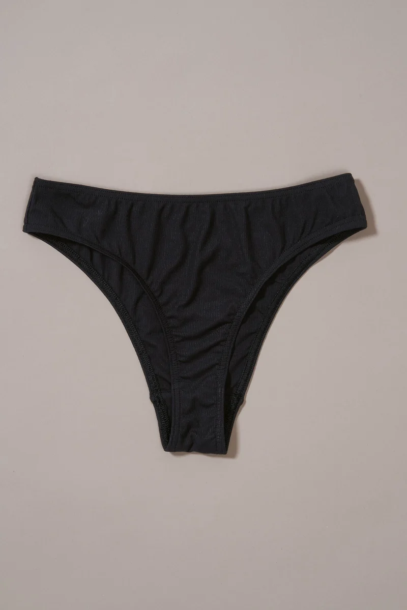 Cheeky / Slip in schwarz aus natürlichem MicroModal von moi-basics
