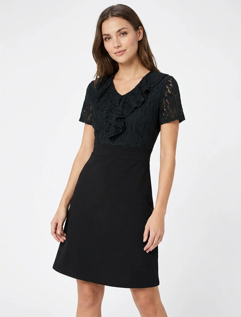 Gerades Kleid mit Spitzenvolant am Oberteil - Schwarz