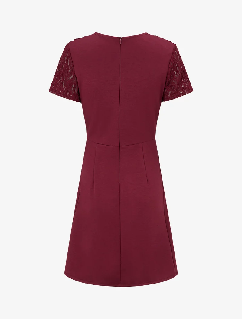 Gerades Kleid mit Spitzenvolant am Oberteil - Weinrot