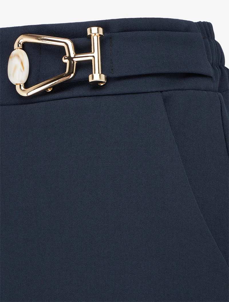 Weit geschnittene Hose mit hoher Taille und Schmuckverzierung. - Marine