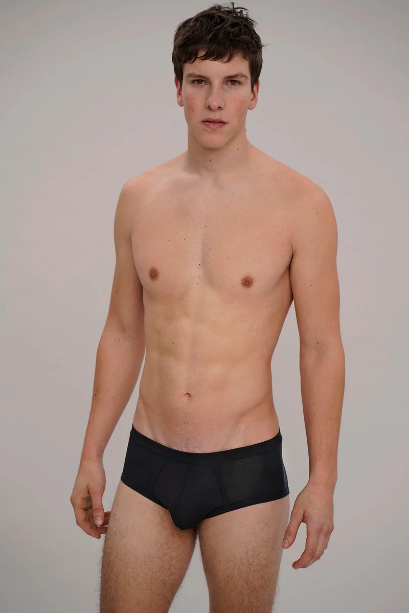 Brief / Unterhose in schwarz aus natürlichem MicroModal von moi-basics