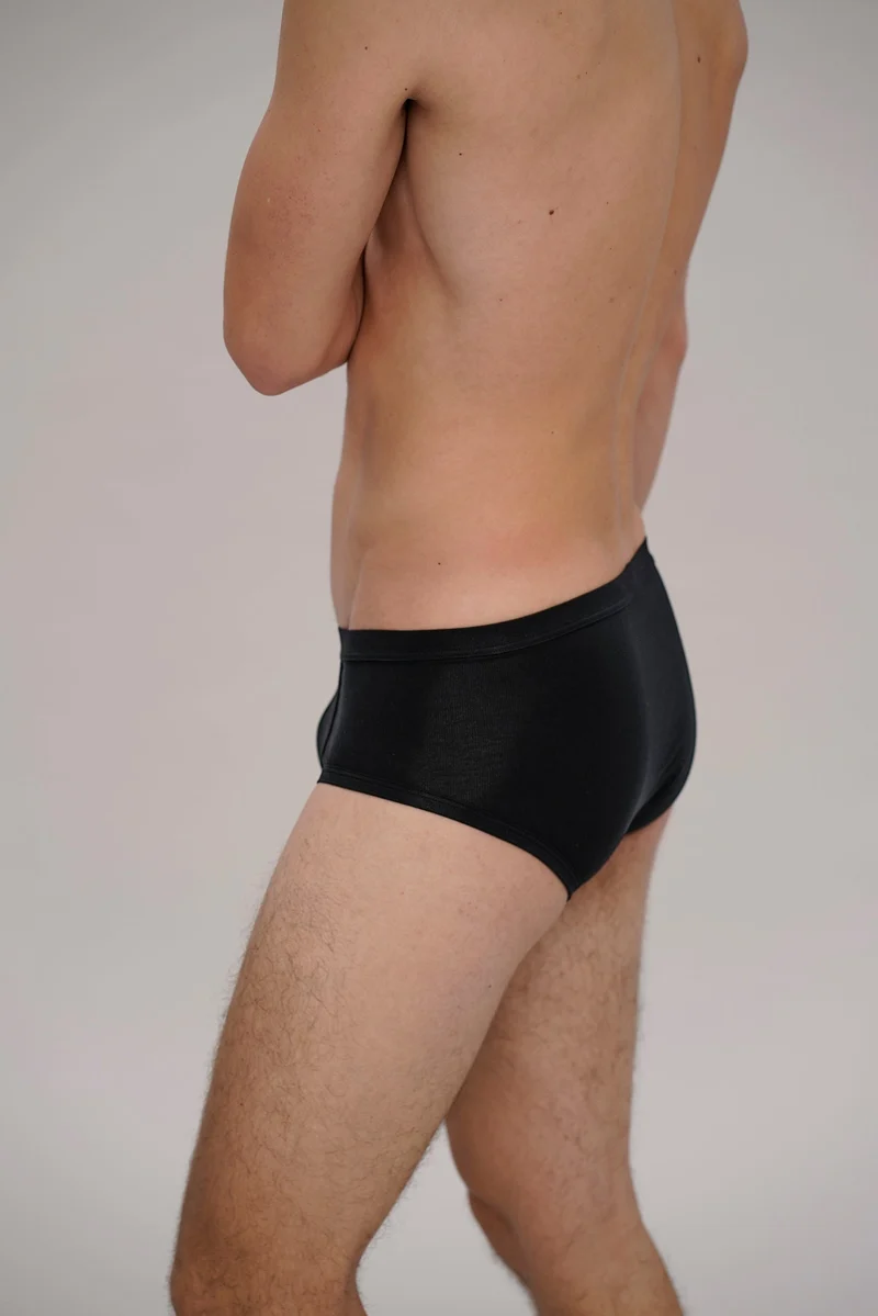 Brief / Unterhose in schwarz aus natürlichem MicroModal von moi-basics