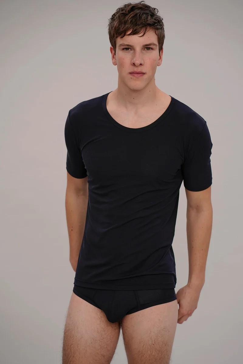 T-shirt in schwarz aus natürlichem MicroModal von moi-basics