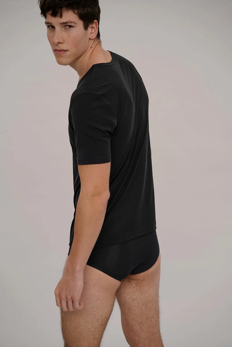 T-shirt in schwarz aus natürlichem MicroModal von moi-basics