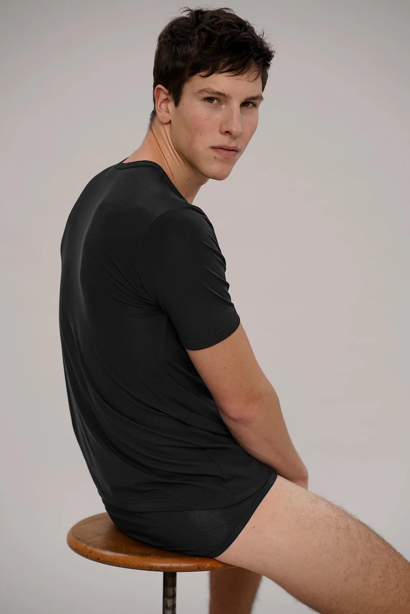 T-shirt in schwarz aus natürlichem MicroModal von moi-basics