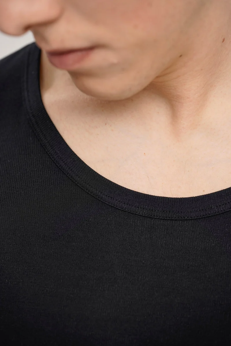 T-shirt in schwarz aus natürlichem MicroModal von moi-basics