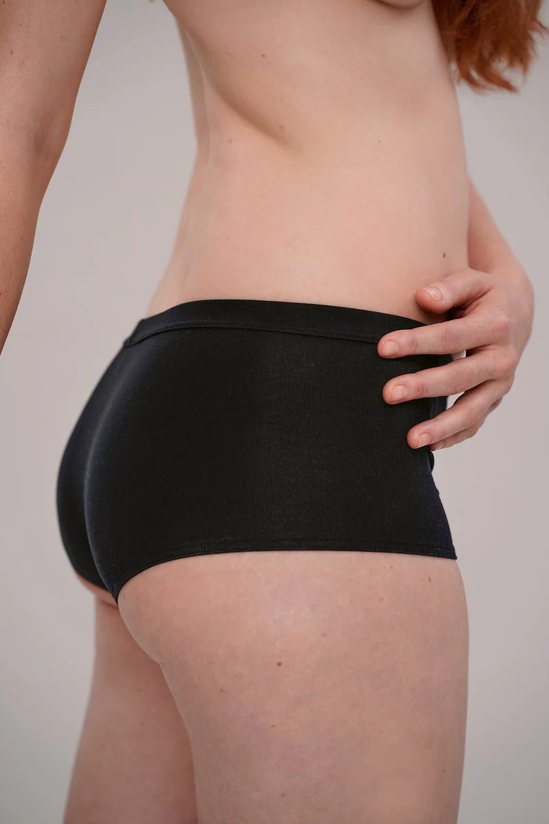 Hipster / Slip in schwarz aus natürlichem MicroModal von moi-basics
