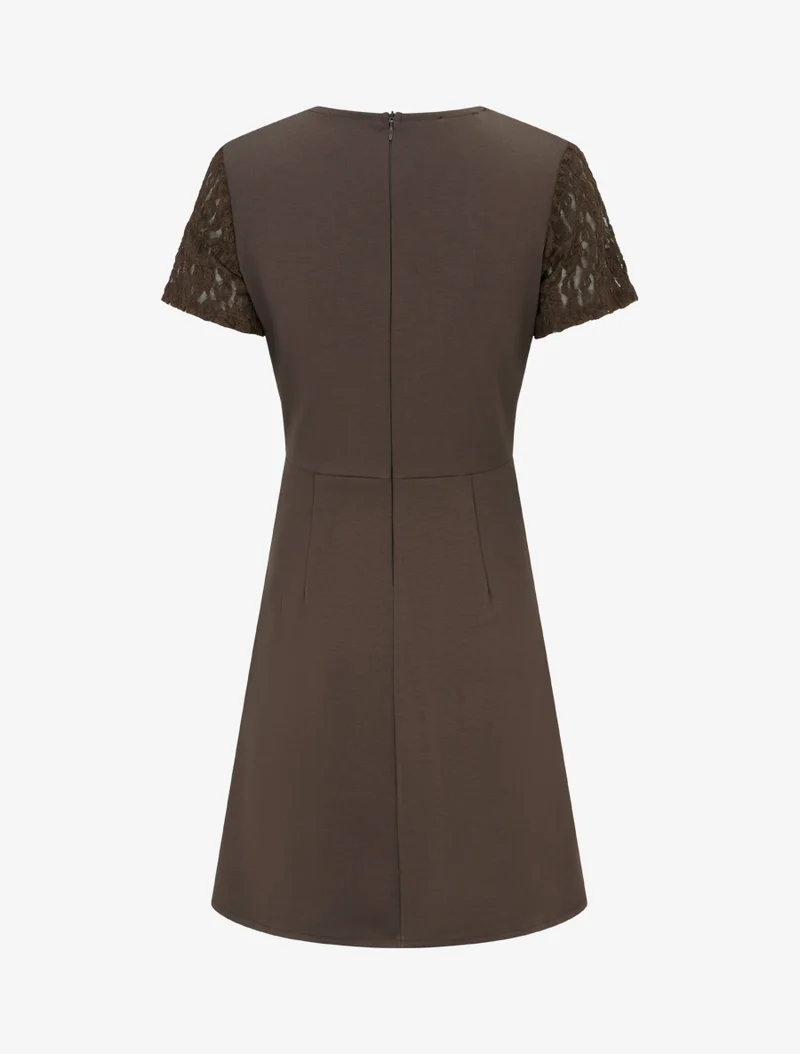 Gerades Kleid mit Spitzenvolant am Oberteil - Braun