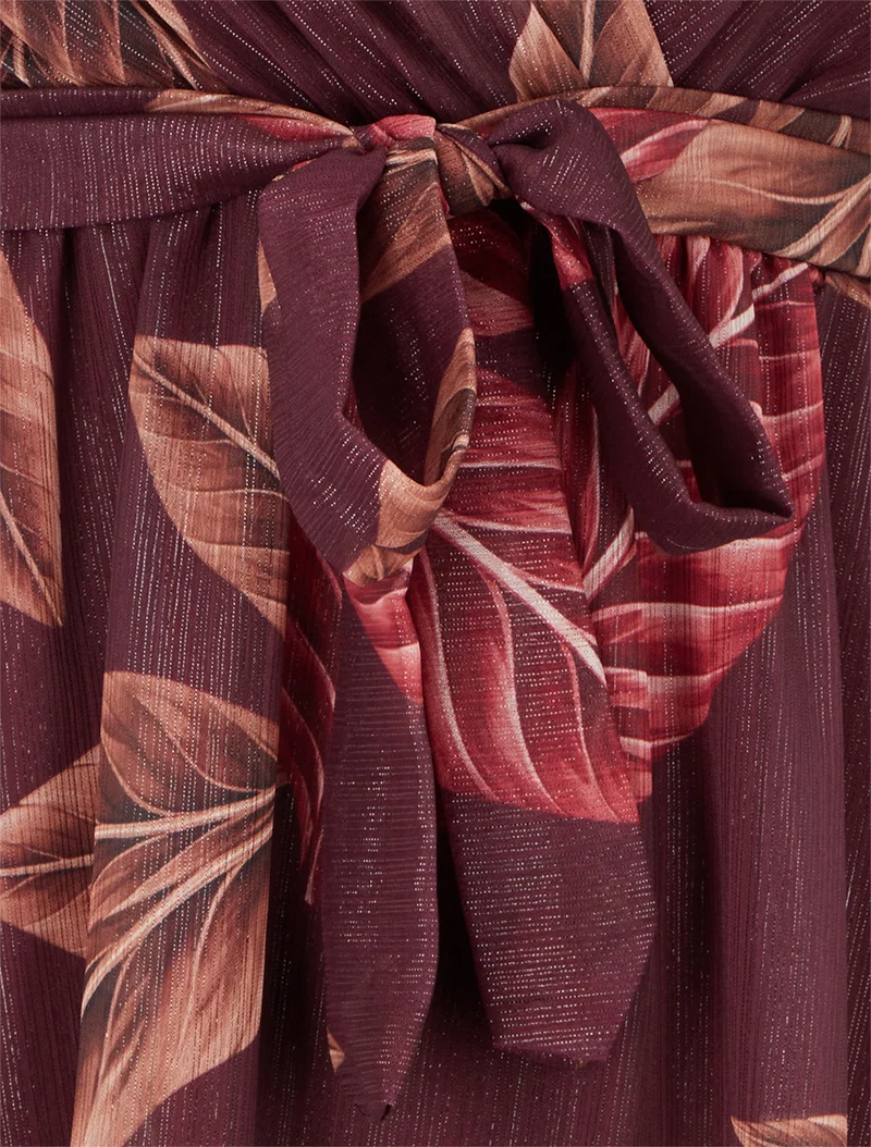 Irisierendes Kleid mit Blätterdruck und Rüschenkanten - Weinrot