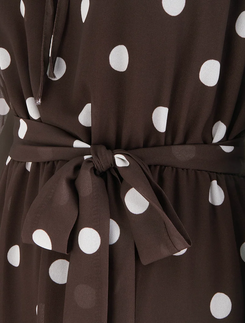 Ausgestelltes gepunktetes Kleid mit langen Ärmeln - Braun
