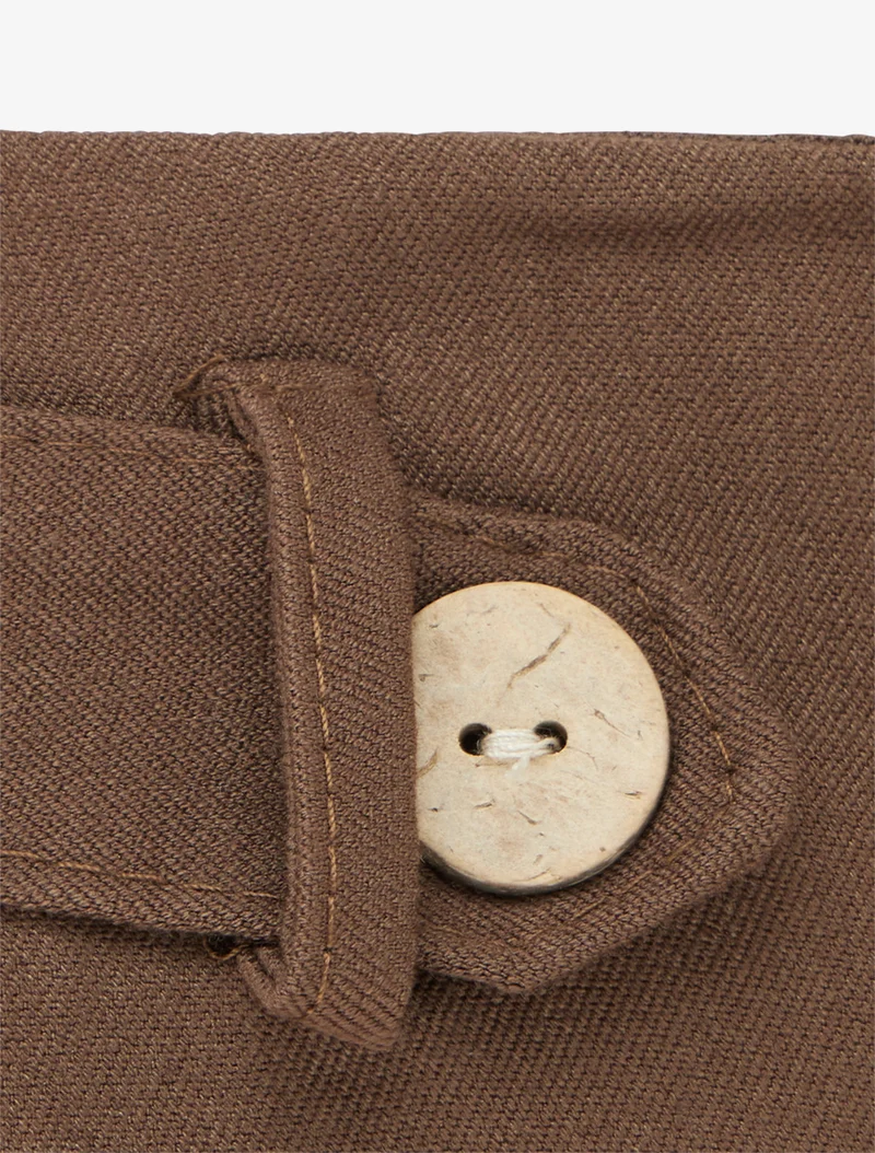 Weit geschnittene Hose mit hoher Taille und dekorativen Knöpfen - Braun