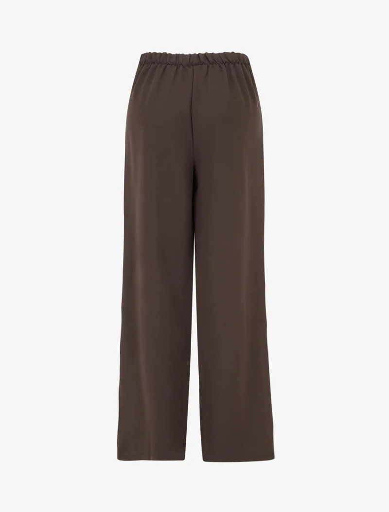 Weit geschnittene Hose mit hoher Taille und dekorativen Knöpfen - Schokolade