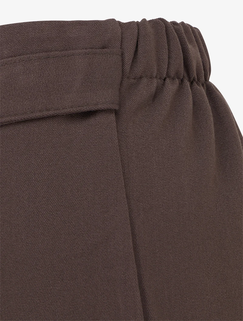 Weit geschnittene Hose mit hoher Taille und dekorativen Knöpfen - Schokolade