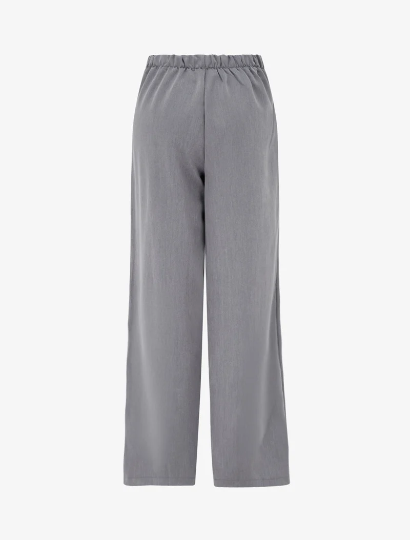 Weit geschnittene Hose mit hoher Taille und dekorativen Knöpfen - Grau