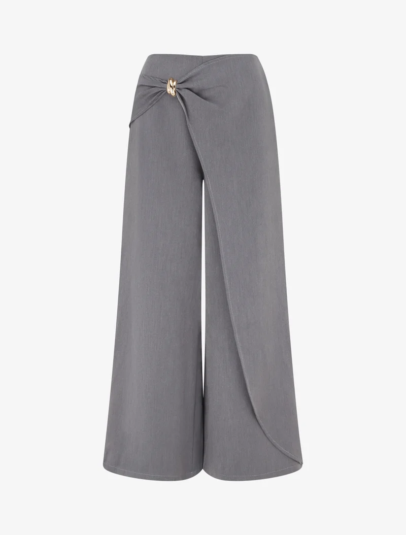 Weite Hose mit Einsatz und Metallschmuck - Grau
