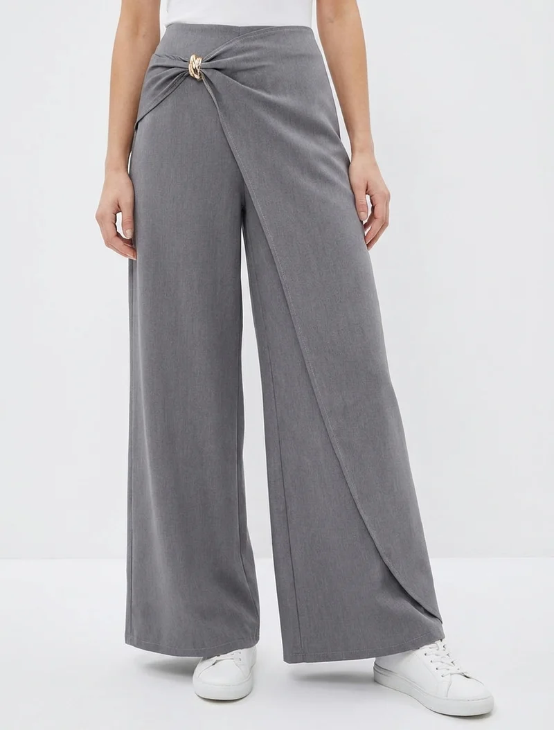 Weite Hose mit Einsatz und Metallschmuck - Grau