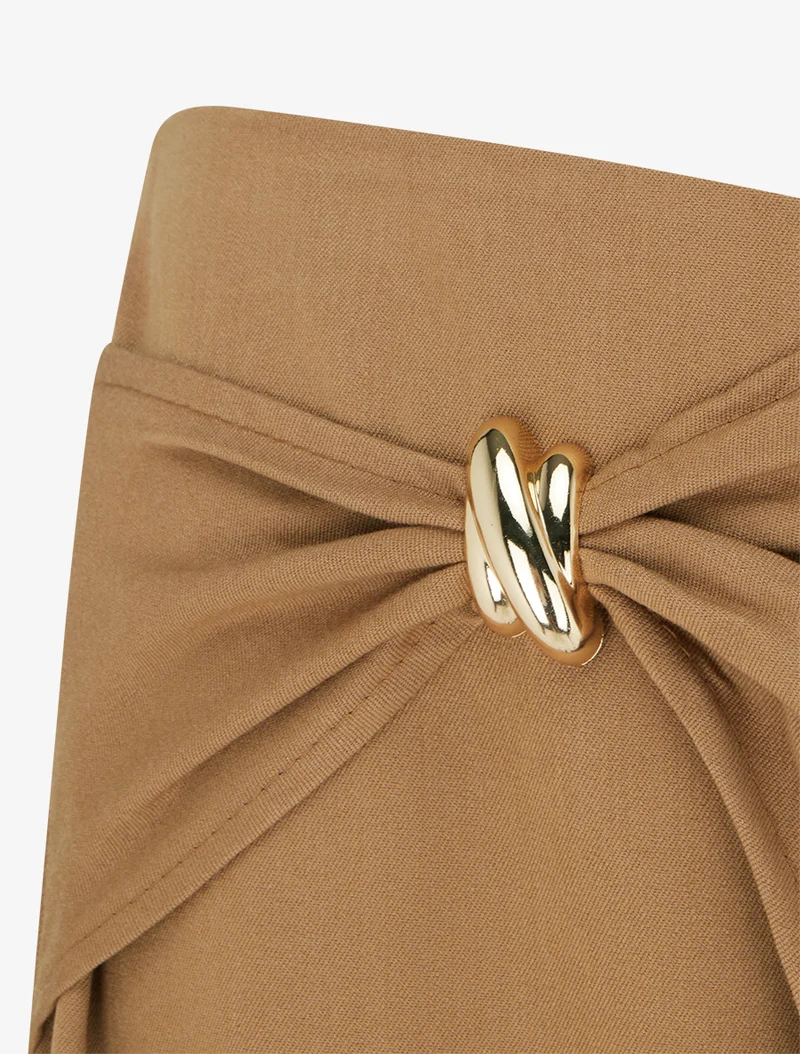 Weite Hose mit Überwurf und Metallschmuck - Kamel